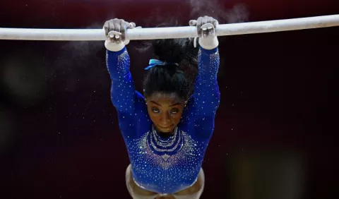 Biles logra otro título