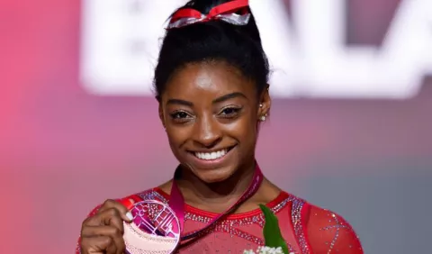 Biles con cuarto oro