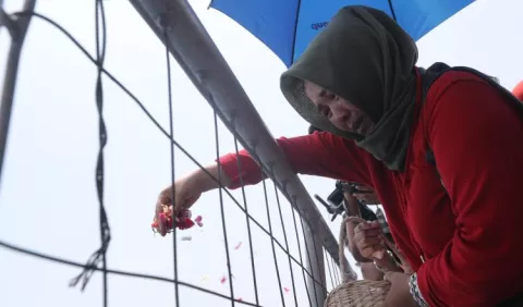 Tiran flores al Mar de Java, donde se hundió aeronave