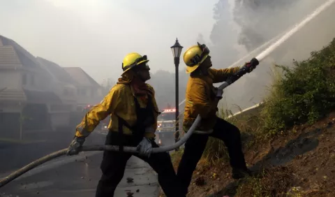 Aumentan a 150 mil las personas  evacuadas por fuego en California