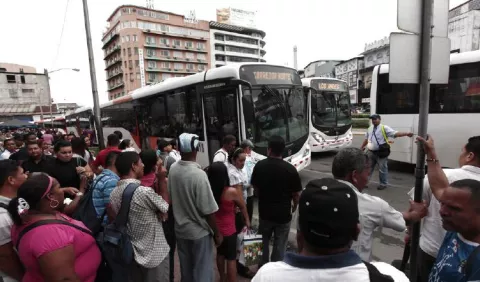 Los usuarios quedan en medio de pugna política