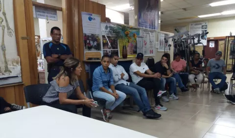 Atletas se hartan y van para la calle
