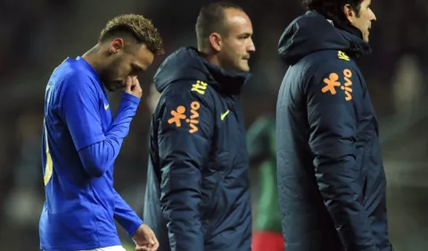 Neymar salió por lesión