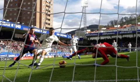 Real Madrid pierde y Solari lanza flores al Eibar