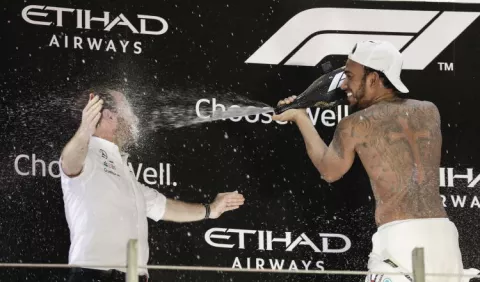 Lewis Hamilton cierra en el podio