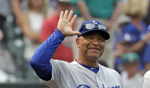 Roberts sigue con los  Dodgers 