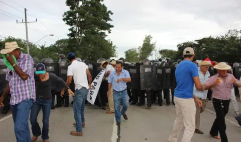 Gobierno responde con represión a productores