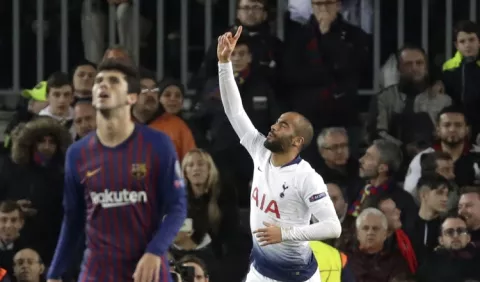 Moura mete  a los Spurs en octavos