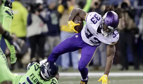 Vikings ganan y están en la pelea