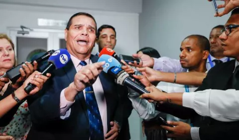 Martinelli pide a  diputados    apoyo para  Rómulo  Roux