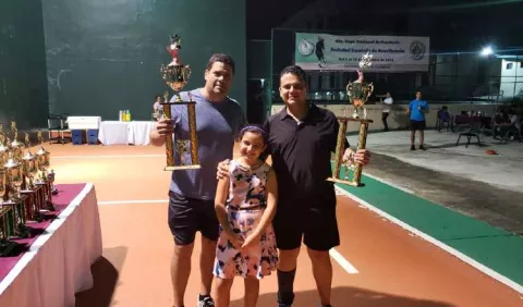 Frontenis define a sus campeones