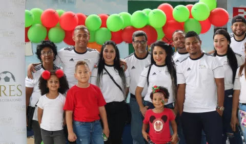 'Gaby' Torres  anota un gol con niños de Chilibre  