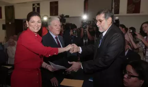 Precandidatos   por libre postulación presentan  a sus vicepresidentes