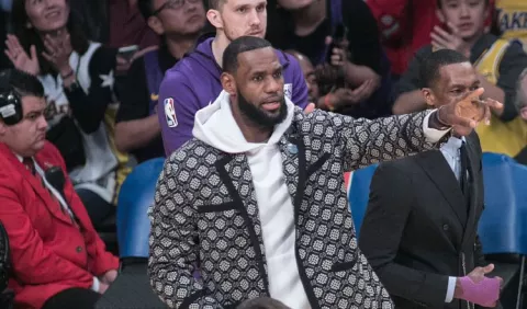 LeBron  sigue fuera