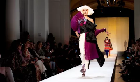 El desfile de las geishas acuáticas de Gaultier