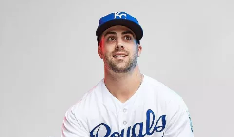 Whit Merrifield seguirá con los Reales