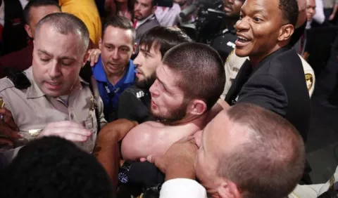 McGregor y Khabib, multados por violento incidente