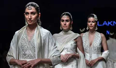 Modelos de la pasarela en Lakme, Bombay