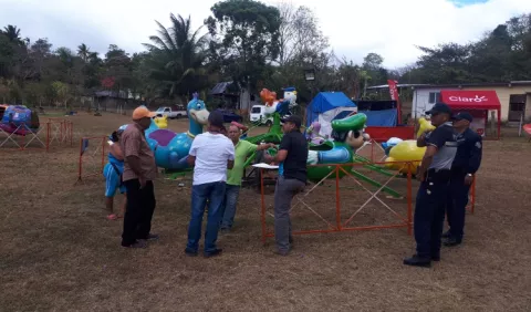 Propietario de juego mecánico se defiende tras muerte de niño