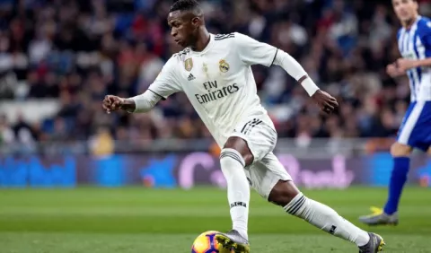Solari lanza flores a Vinícius Júnior 