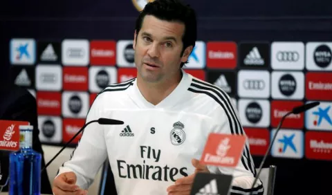 Solari lanza flores a 'Cholo'