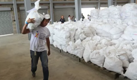 Médicos venezolanos cruzan la frontera para pedir el paso de ayuda
