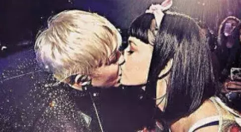 Perry se arrepiente del beso de Miley: "¡Dios sabe donde habrá estado esa lengua!"