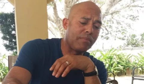 Mariano Rivera, relajado en casa comiendo patacones y pescado