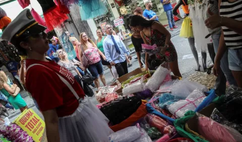 Últimas compras y preparativos para el Carnaval en Brasil