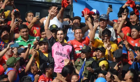 Jaime Penedo recibe homenaje en Guatemala