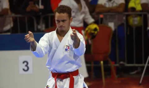 Héctor Cención, con medalla de bronce y boleto a  los Juegos de Playa