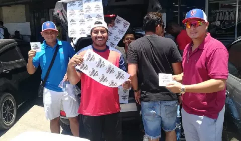 Peloteros veragüenses venden calcomanías para recaudar fondos