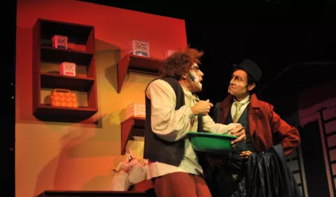 Actor Gabriel Pérez Matteo, hace gala de sus habilidades artísticas en una comedia