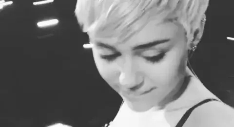 Miley Cyrus actúa en ropa interior