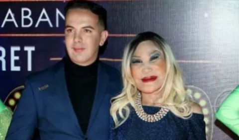 Presume a su novio, más joven que ella