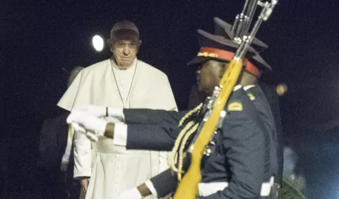 El papa Francisco comienza su recorrido en Mozambique   