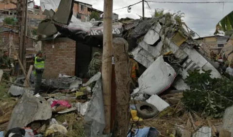 Reportan varios muertos al caer avión sobre casas