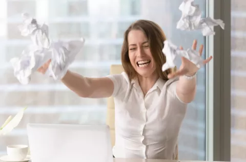 Experimentar emociones en el trabajo, ¿cómo manejar las negativas?