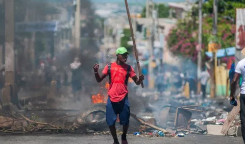 Miles  marchan hacia la residencia del presidente haitiano