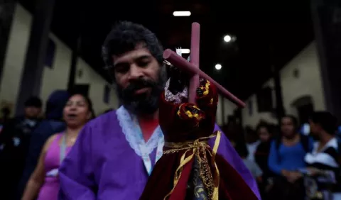 Devotos rinden honores al Cristo Negro de Portobelo