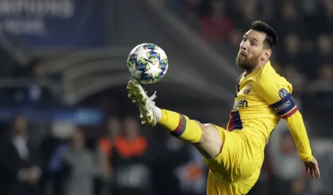 Leo Messi y la fortuna sostienen al Barcelona