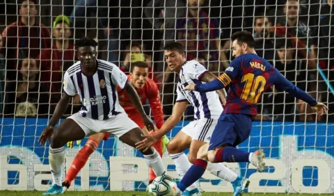 Messi brilla, Barça golea y es líder