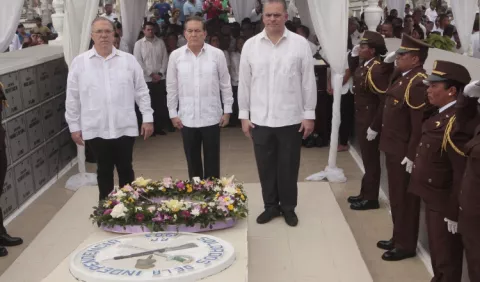 Se inician festividades patrias con tributo a los próceres
