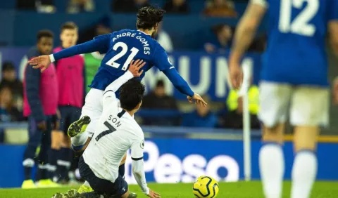 André Gomes sale del hospital tras sufrir una fractura en su tobillo derecho