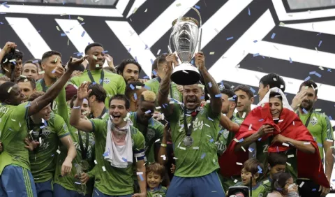 Román Torres festeja título de Sounders a lo panameño