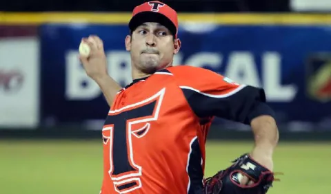 Paolo Espino con su primer salvamento  con los Toros del Este en República Dominicana