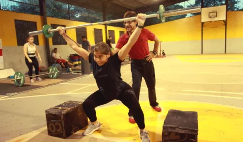 El levantamiento de pesas necesita su gimnasio