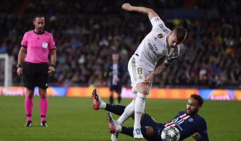 Toni Kroos del Real madrid se  lamenta  por juego ante PSG