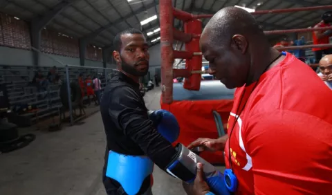  Jezreel Corrales va sin titubeos ante Chris Colbert