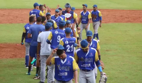 Toros pinta de blanco  a las Águilas